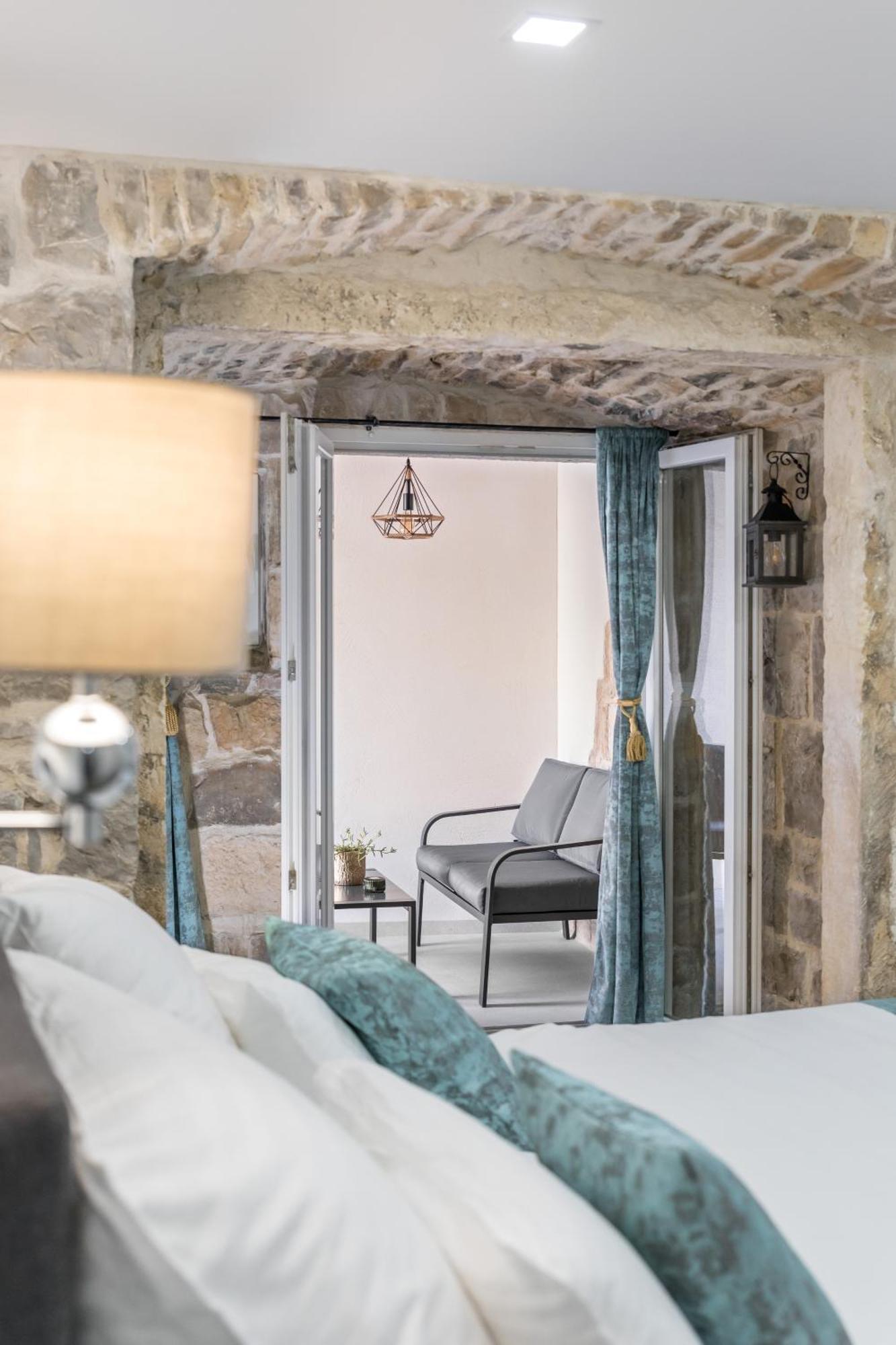Heritage Apartman Geza In Centar With Private Parking Каштела Экстерьер фото