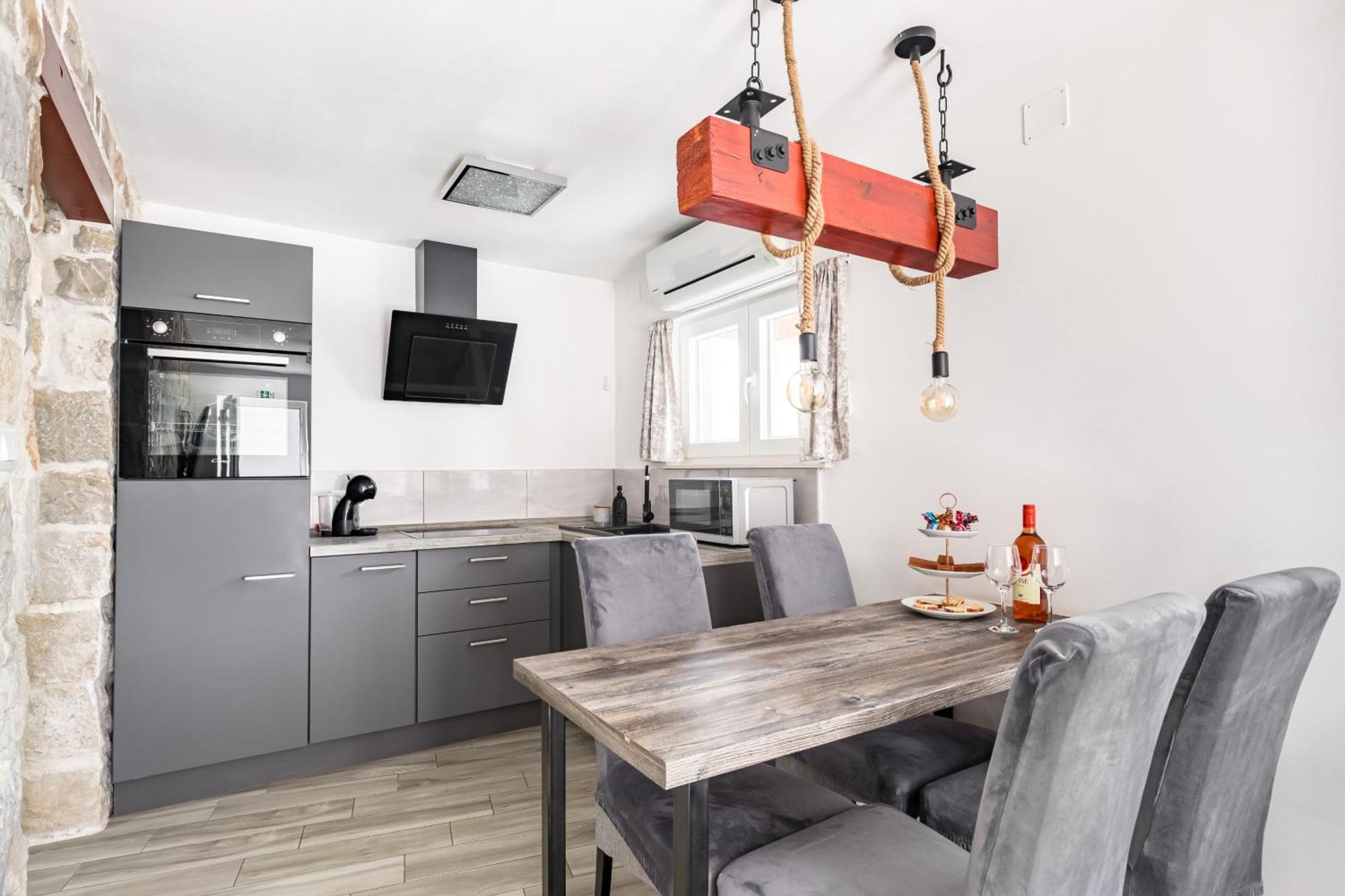Heritage Apartman Geza In Centar With Private Parking Каштела Экстерьер фото