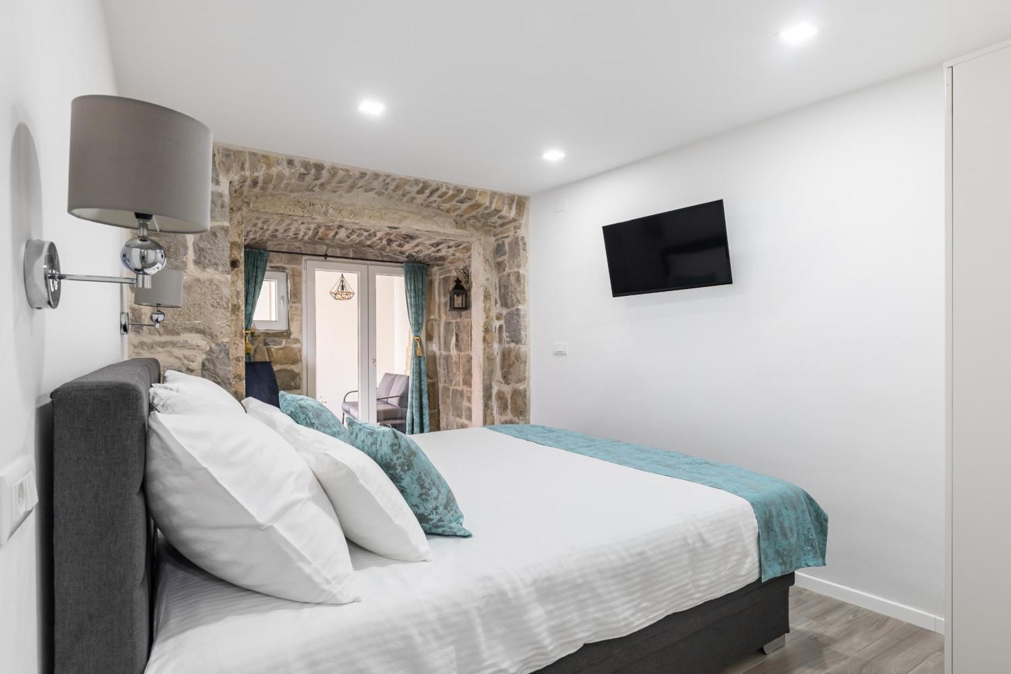 Heritage Apartman Geza In Centar With Private Parking Каштела Экстерьер фото